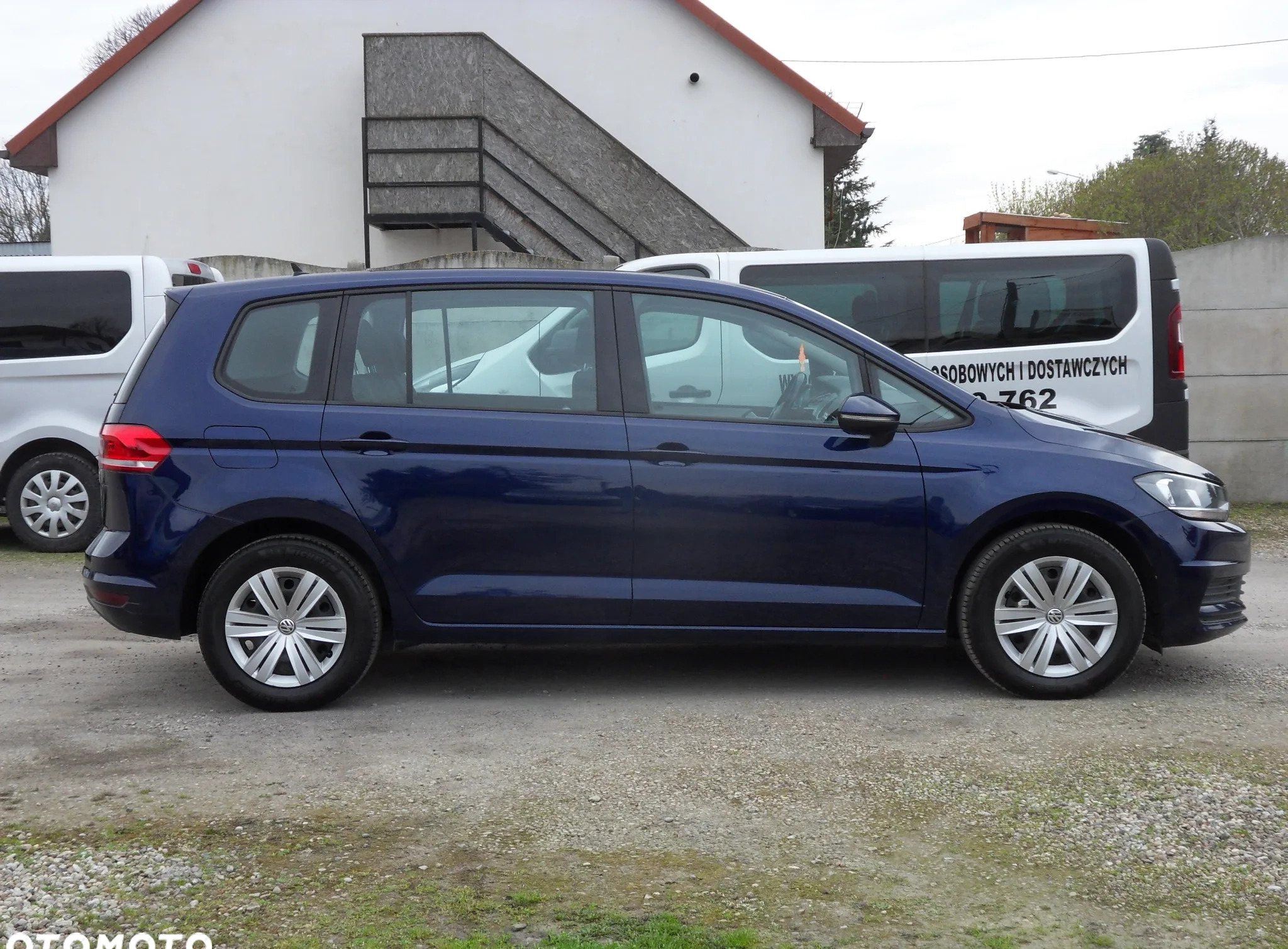 Volkswagen Touran cena 63960 przebieg: 144000, rok produkcji 2018 z Bodzentyn małe 254